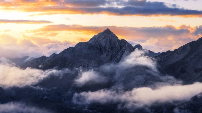 云海日落 山峰巍峨图片
