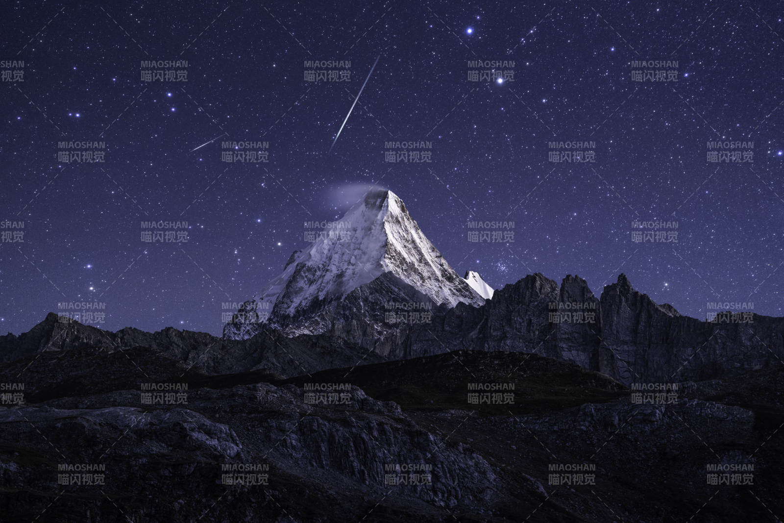 星空下的雪山奇景图片