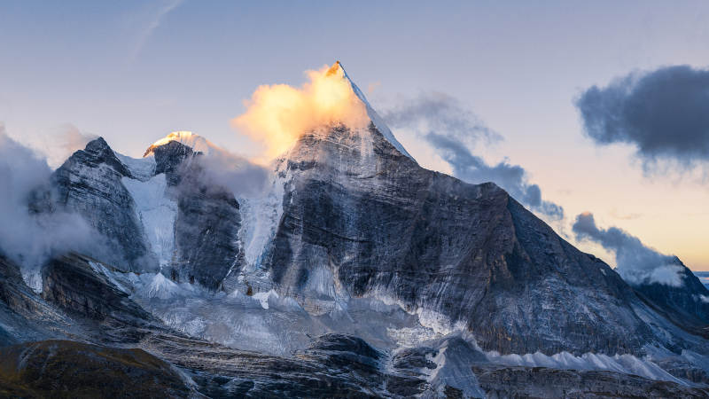 雪山晨曦 云雾缭绕图片