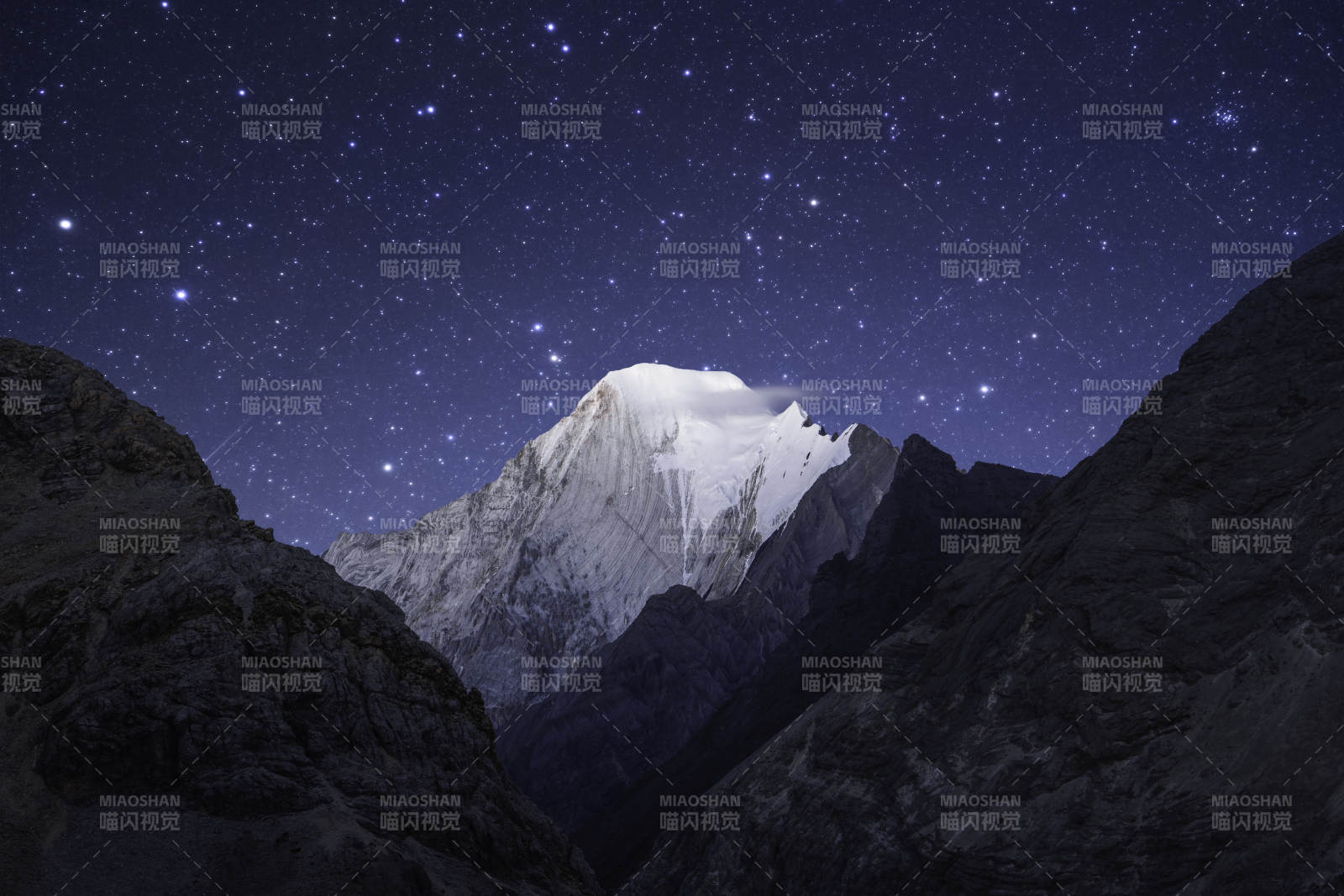 星空下的雪山奇景图片