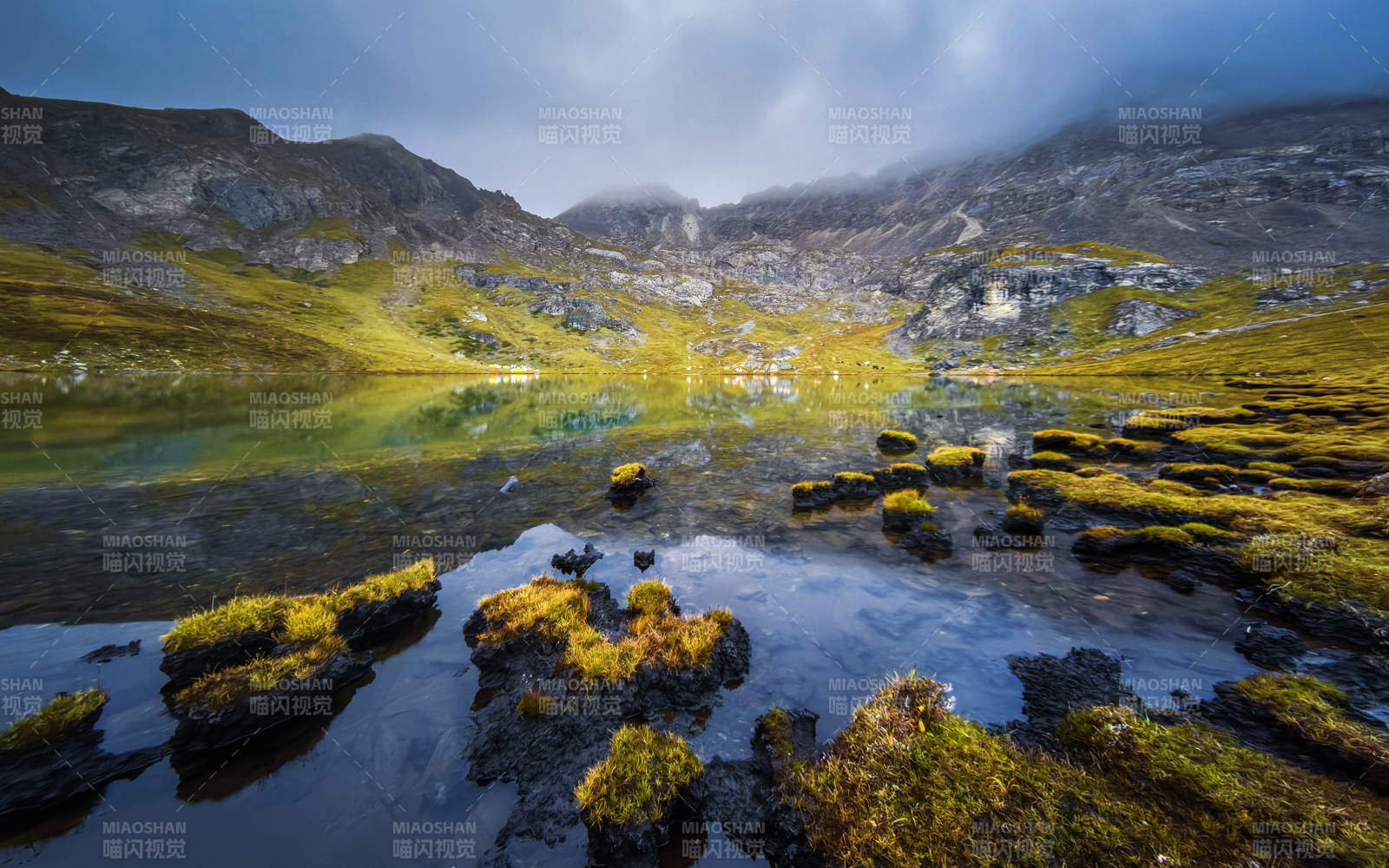 高山湖泊的宁静之美图片