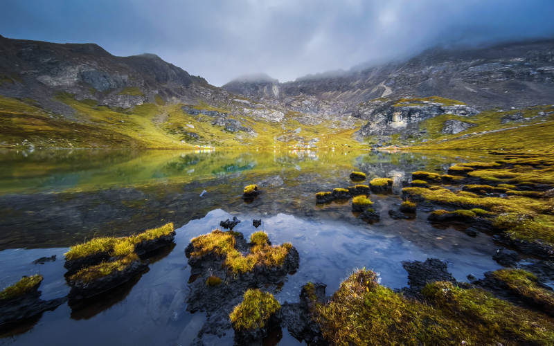 高山湖泊的宁静之美图片