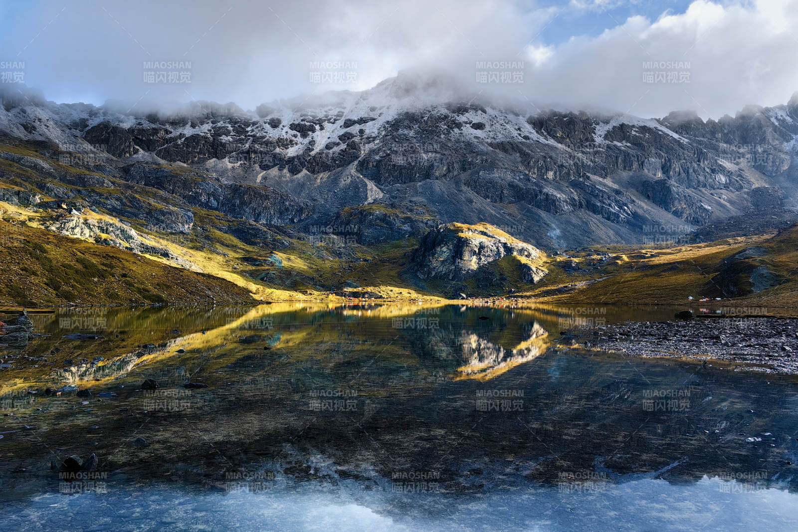 雪山倒影湖水静谧美图片