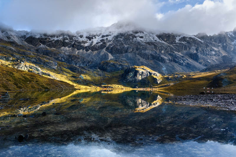 雪山倒影湖水静谧美图片