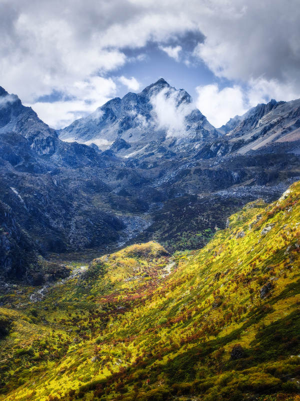 秋日山谷 云雾缭绕图片