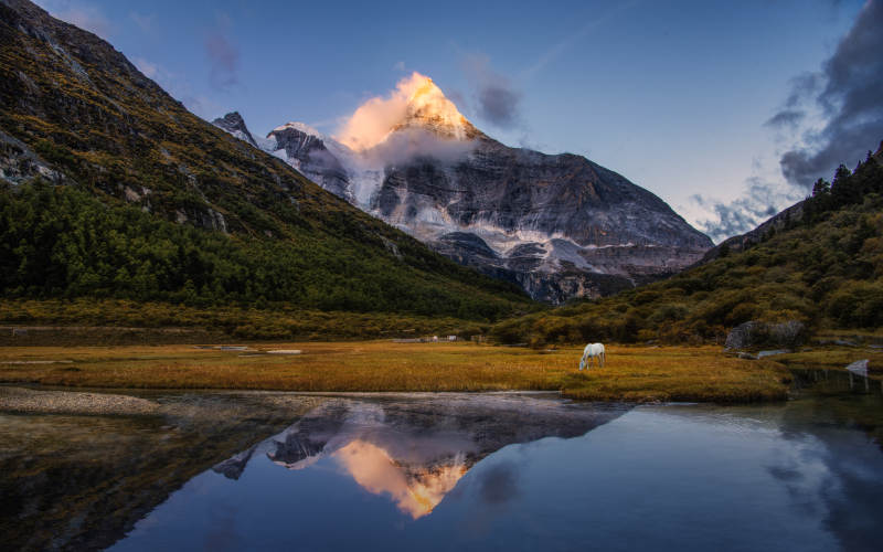 雪山倒影 静谧湖畔图片