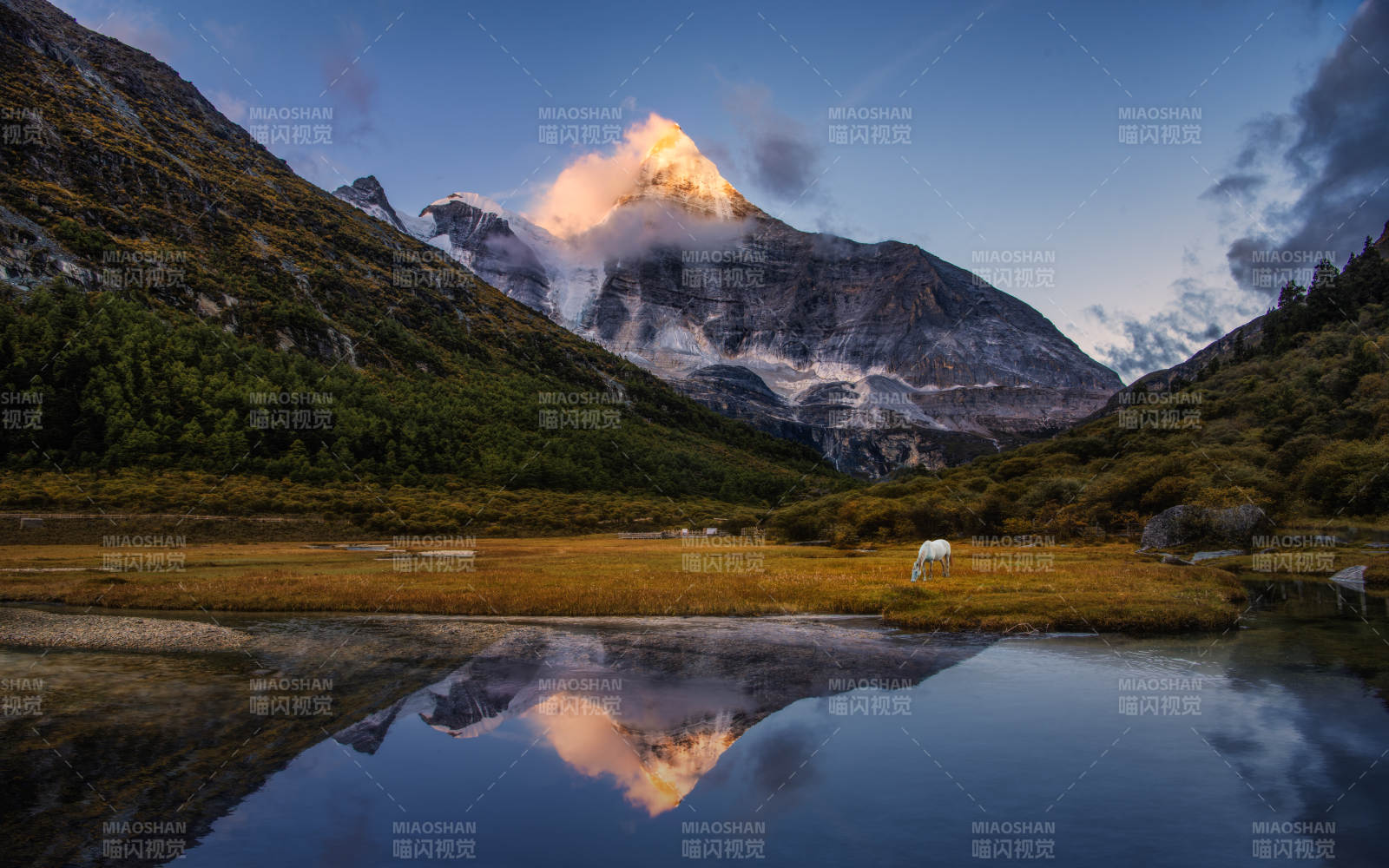 雪山倒影 静谧湖畔图片