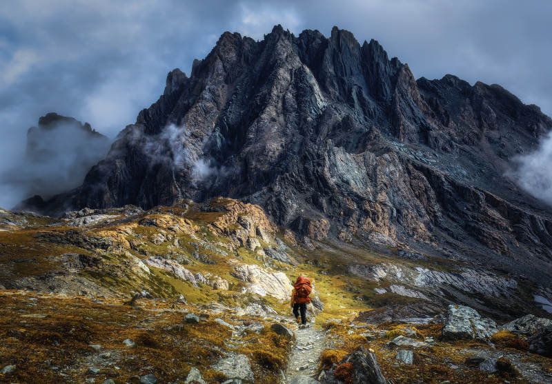 山间独行 云雾缭绕图片