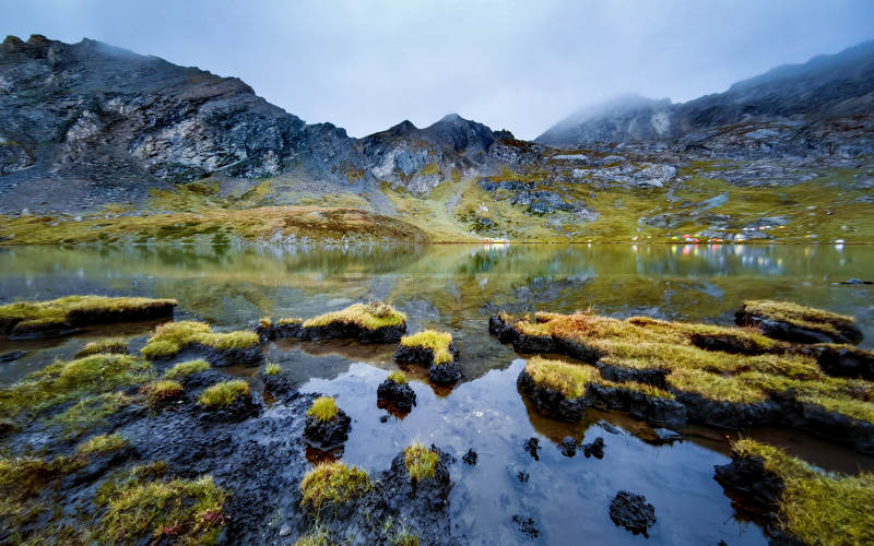 高山湖泊倒影美景图片