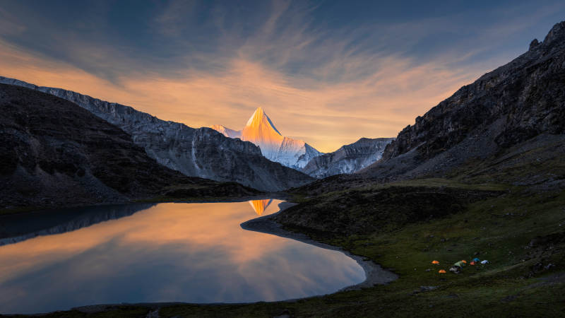 雪山湖畔夕阳美图片