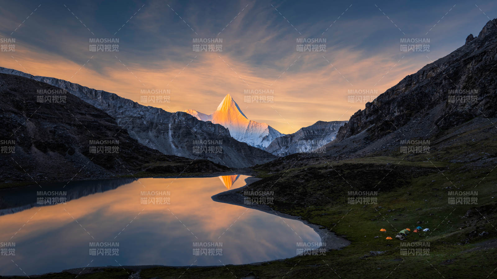 雪山湖畔夕阳美图片