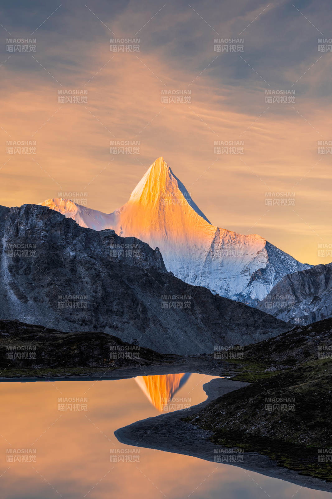 雪山倒影 晨曦光辉图片