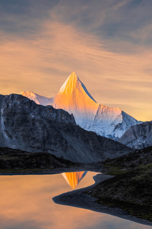 雪山倒影 晨曦光辉图片