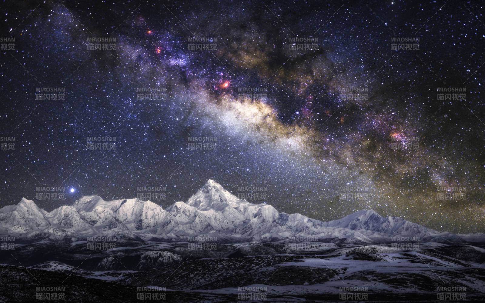 雪山夜空银河璀璨图片