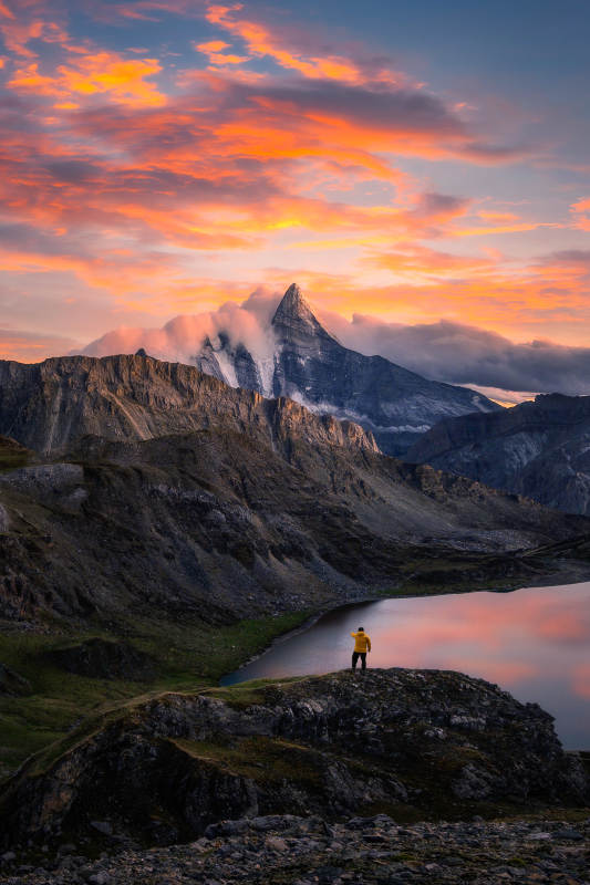 雪山湖畔夕阳红图片