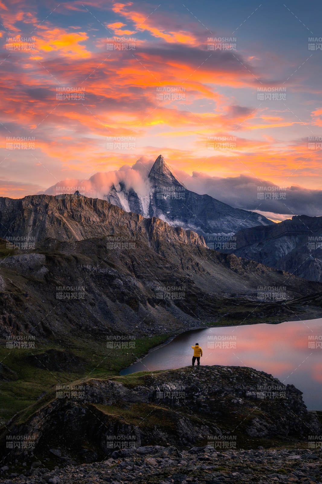 雪山湖畔夕阳红图片