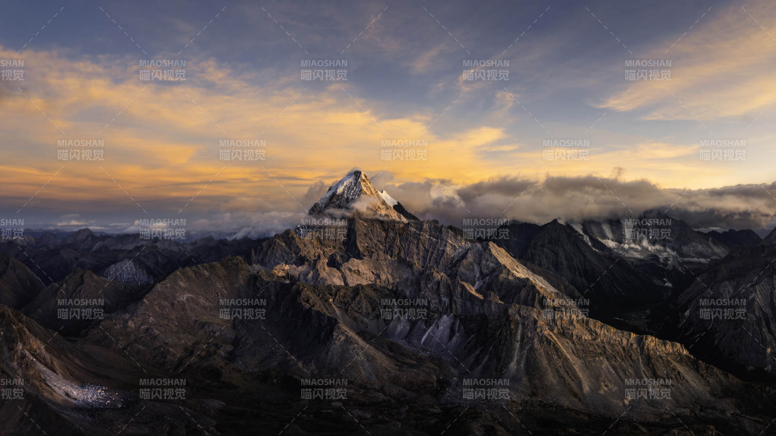 雪山日落 云海缭绕图片