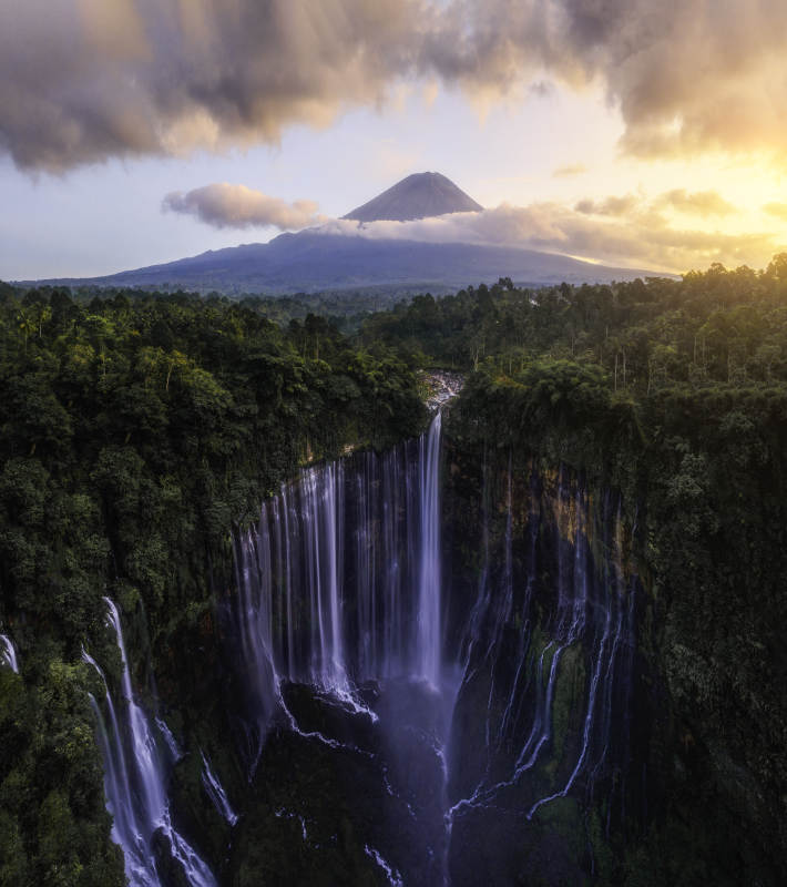 瀑布森林火山日落美景图片