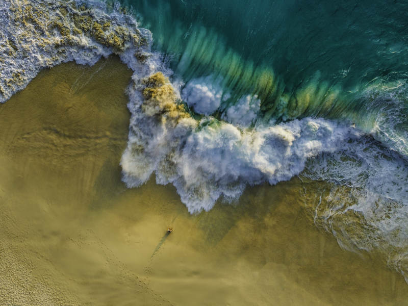 海浪拍打沙滩的瞬间图片