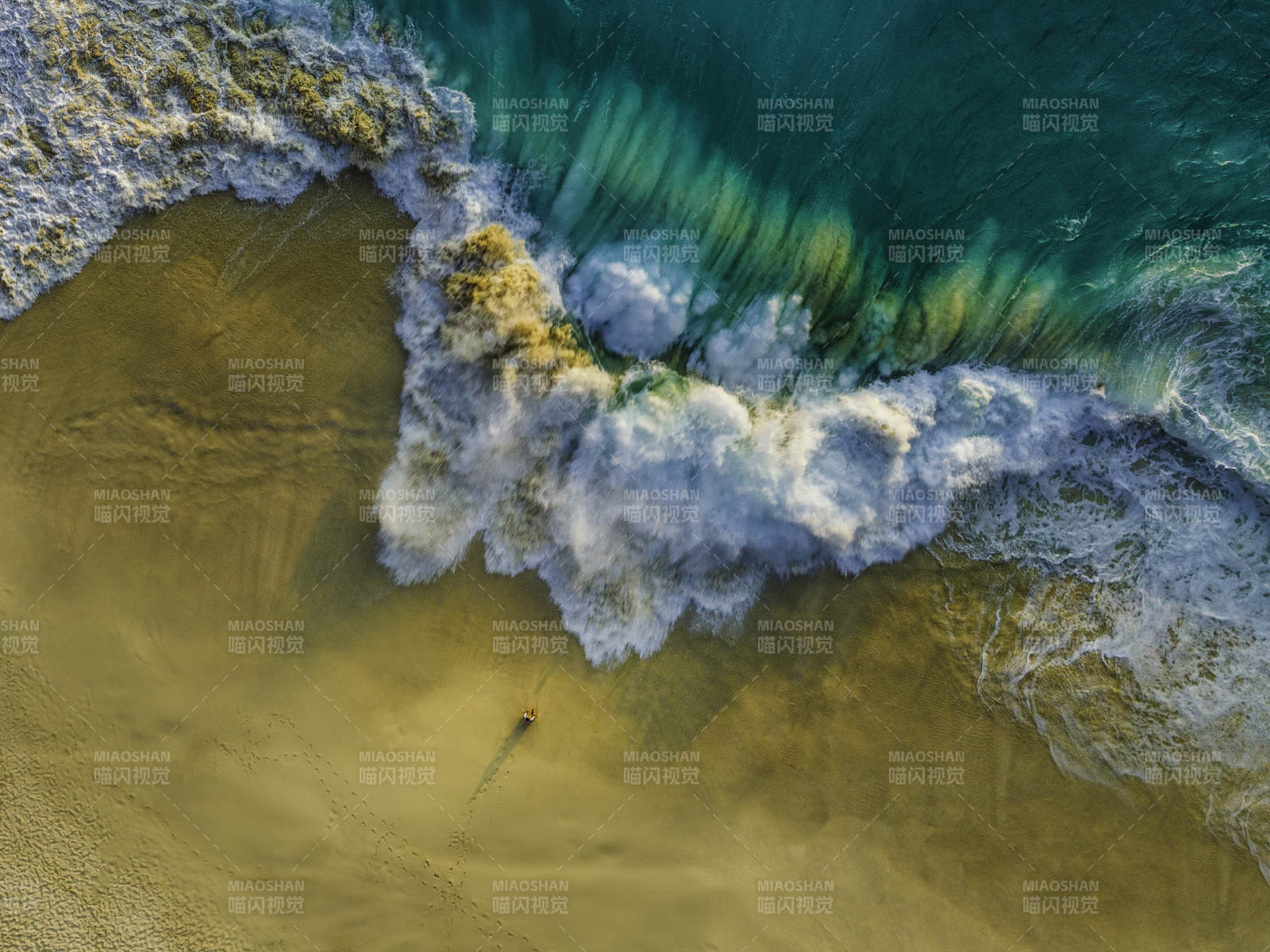 海浪拍打沙滩的瞬间图片