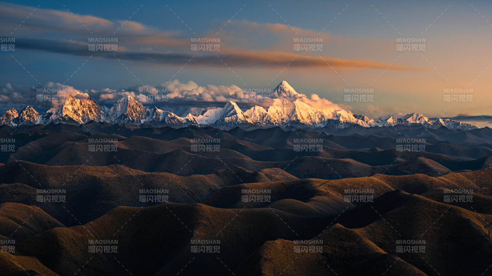 雪山之巅 晨光初照图片
