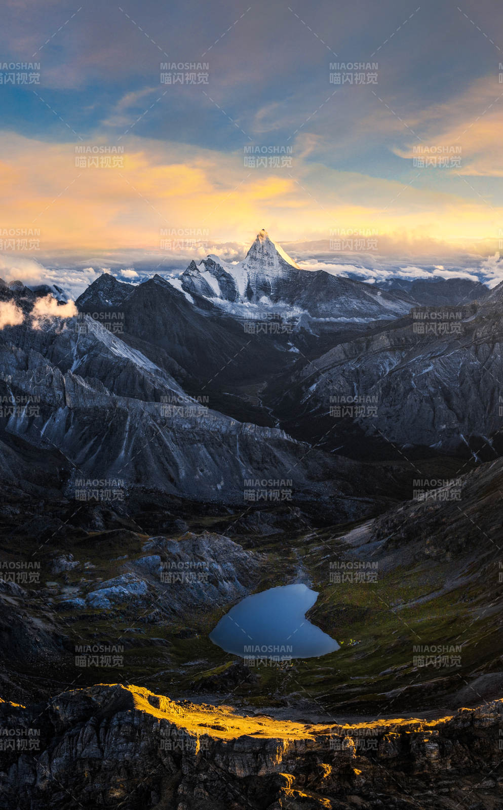 雪山湖光 晨曦初照图片