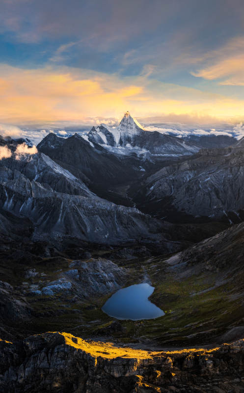 雪山湖光 晨曦初照图片