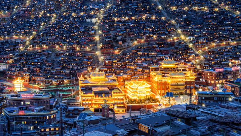 色达喇荣五明佛学院夜景图片