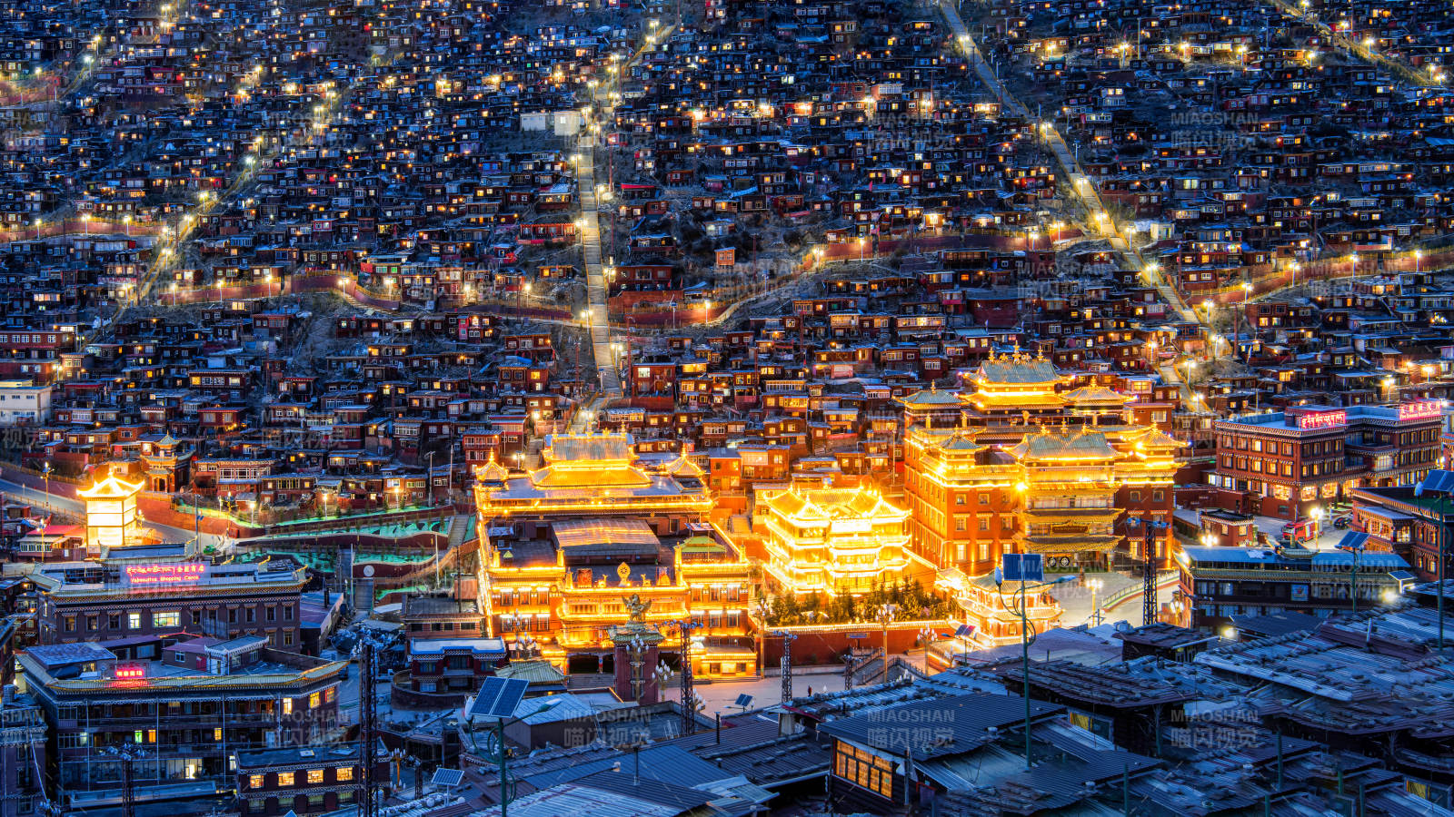 色达喇荣五明佛学院夜景图片