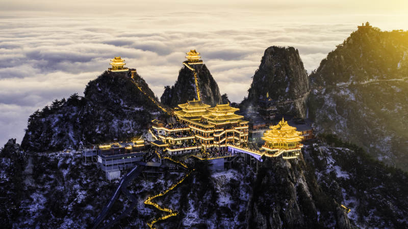云海之巅 金殿辉煌图片