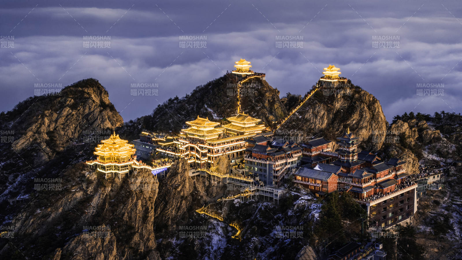 云海中的金色宫殿群图片