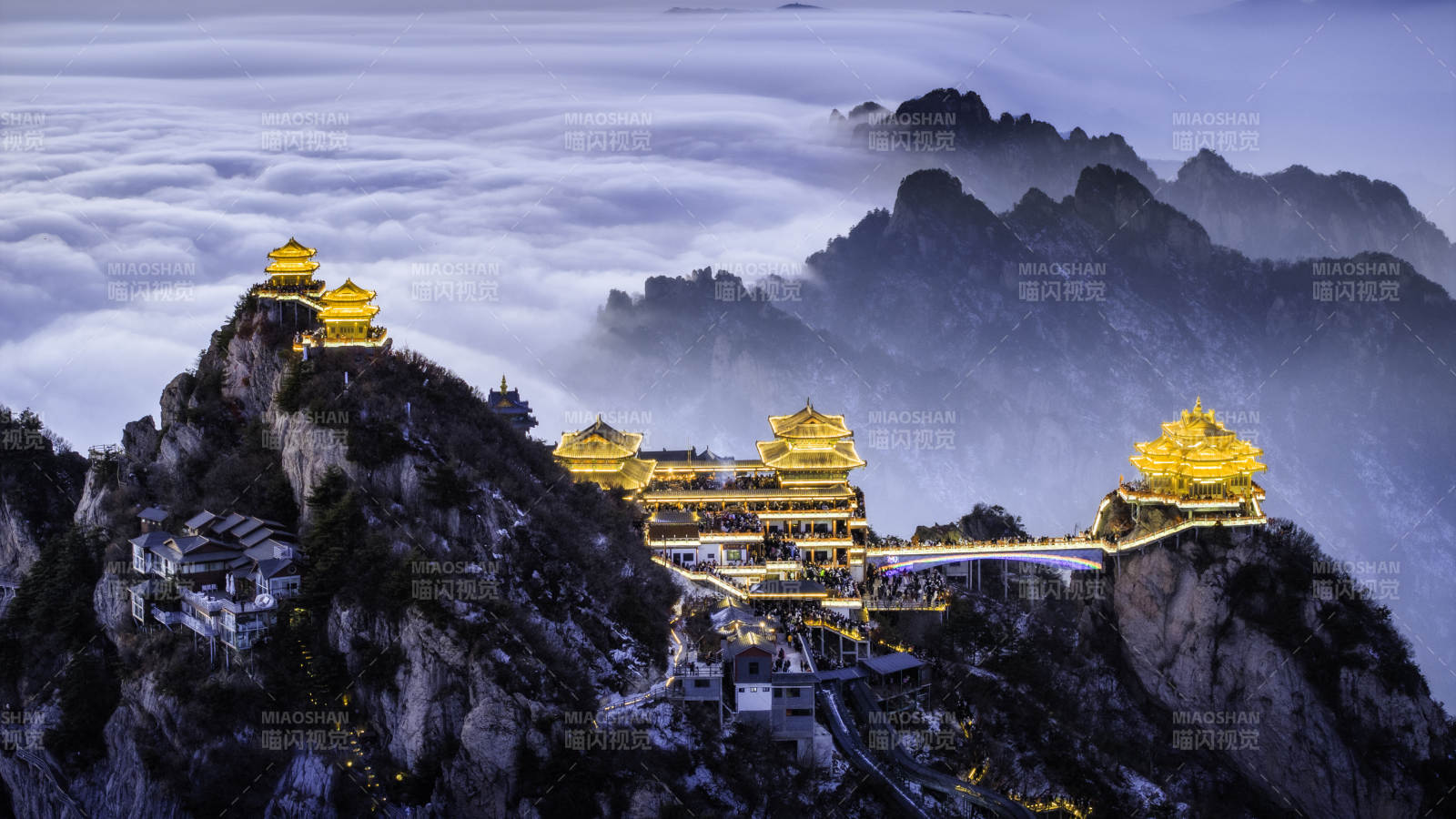 云海之巅 古刹夜景图片