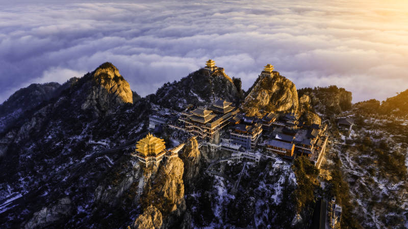 云海之上的古寺奇观图片