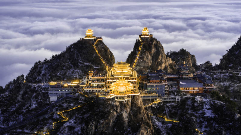 云海之上的辉煌古寺图片