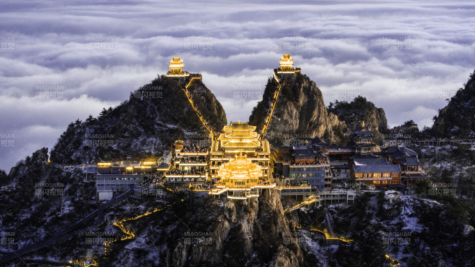 云海之上的辉煌古寺图片