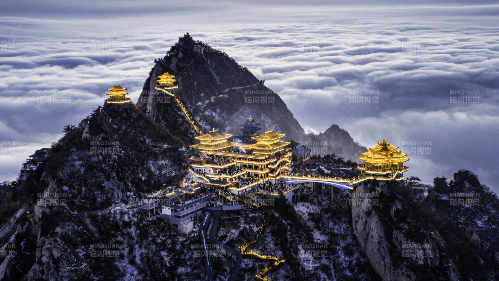 云海之巅 古刹辉煌夜景图片