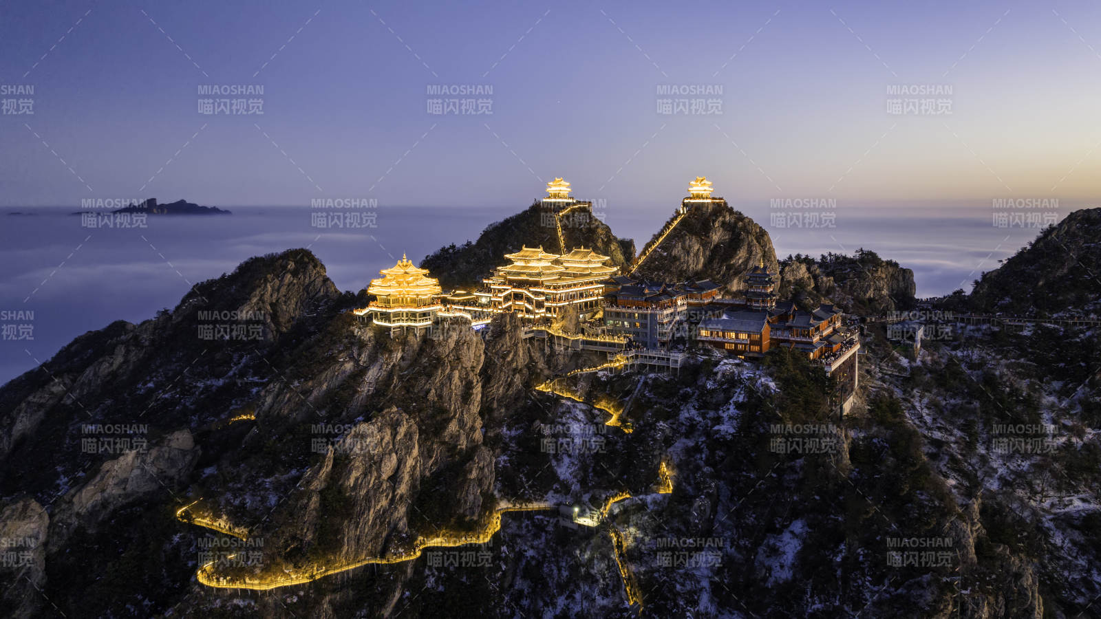 山巅古寺夜景辉煌图片