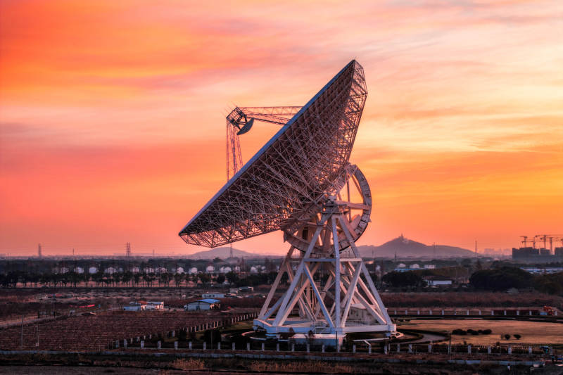 夕阳下的巨型射电望远镜图片