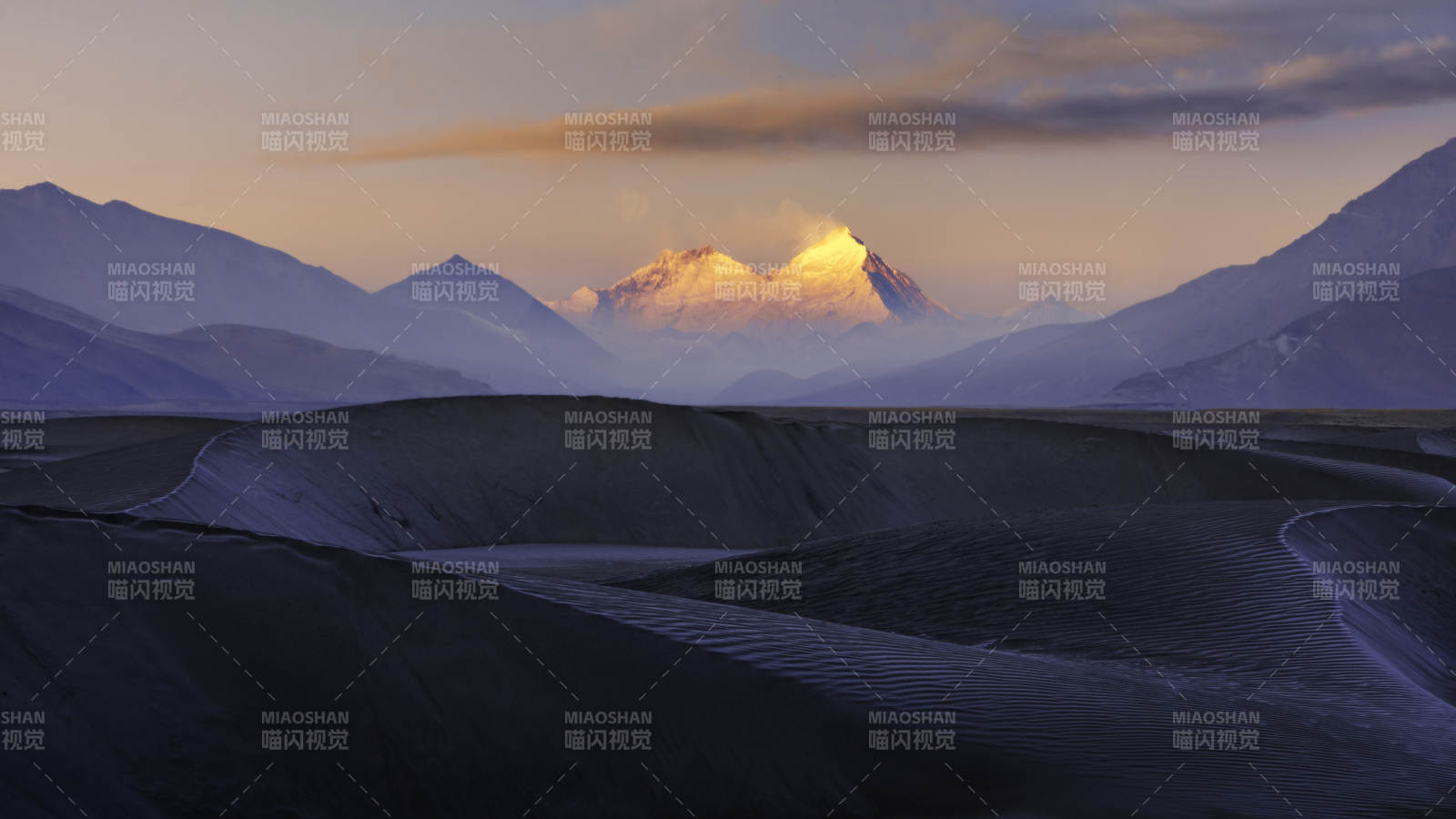 雪山与沙丘的壮丽景象图片