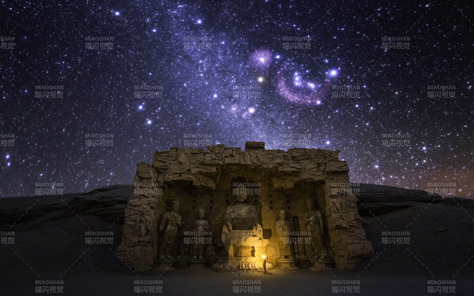 星空下的古老石窟雕像图片