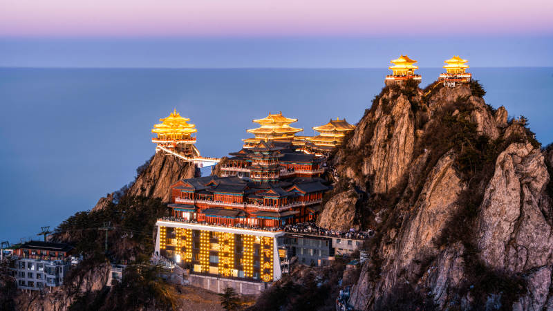 山巅古寺 夜色辉煌图片