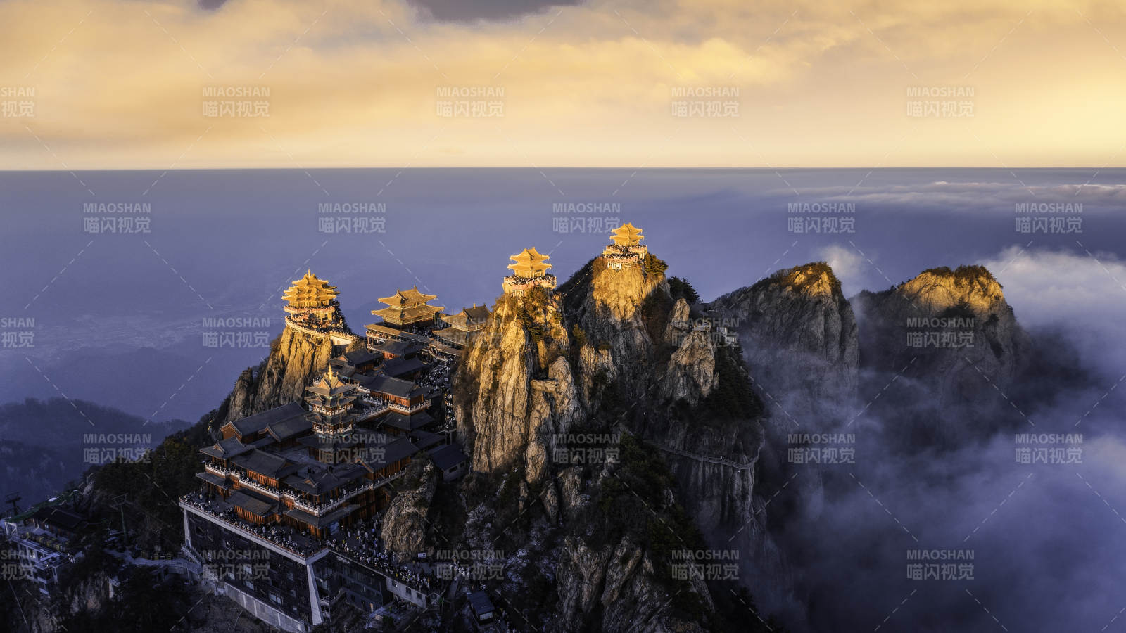 云海之巅 古寺隐现图片