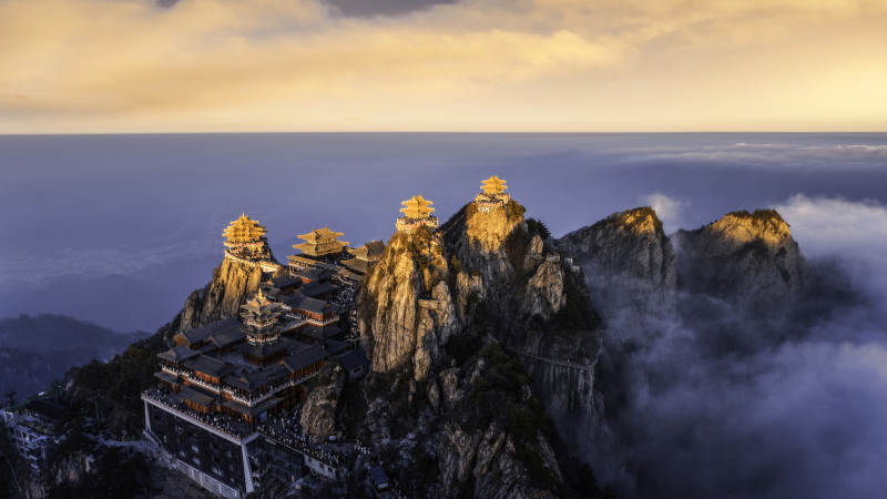 云海之巅 古寺隐现图片