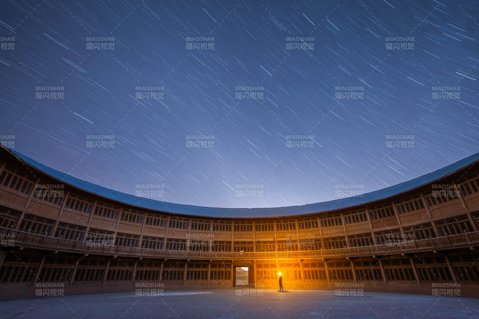 星轨下的古建筑庭院图片