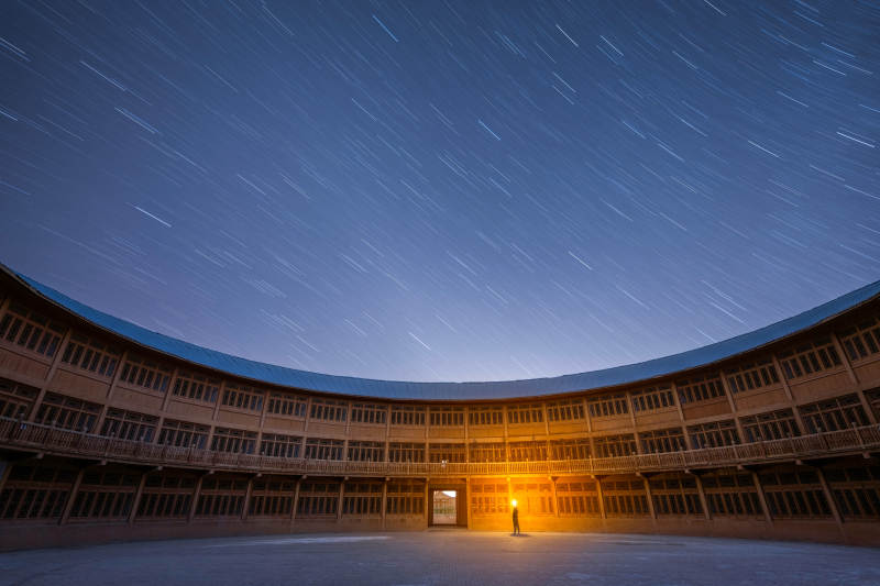 星轨下的古建筑庭院图片