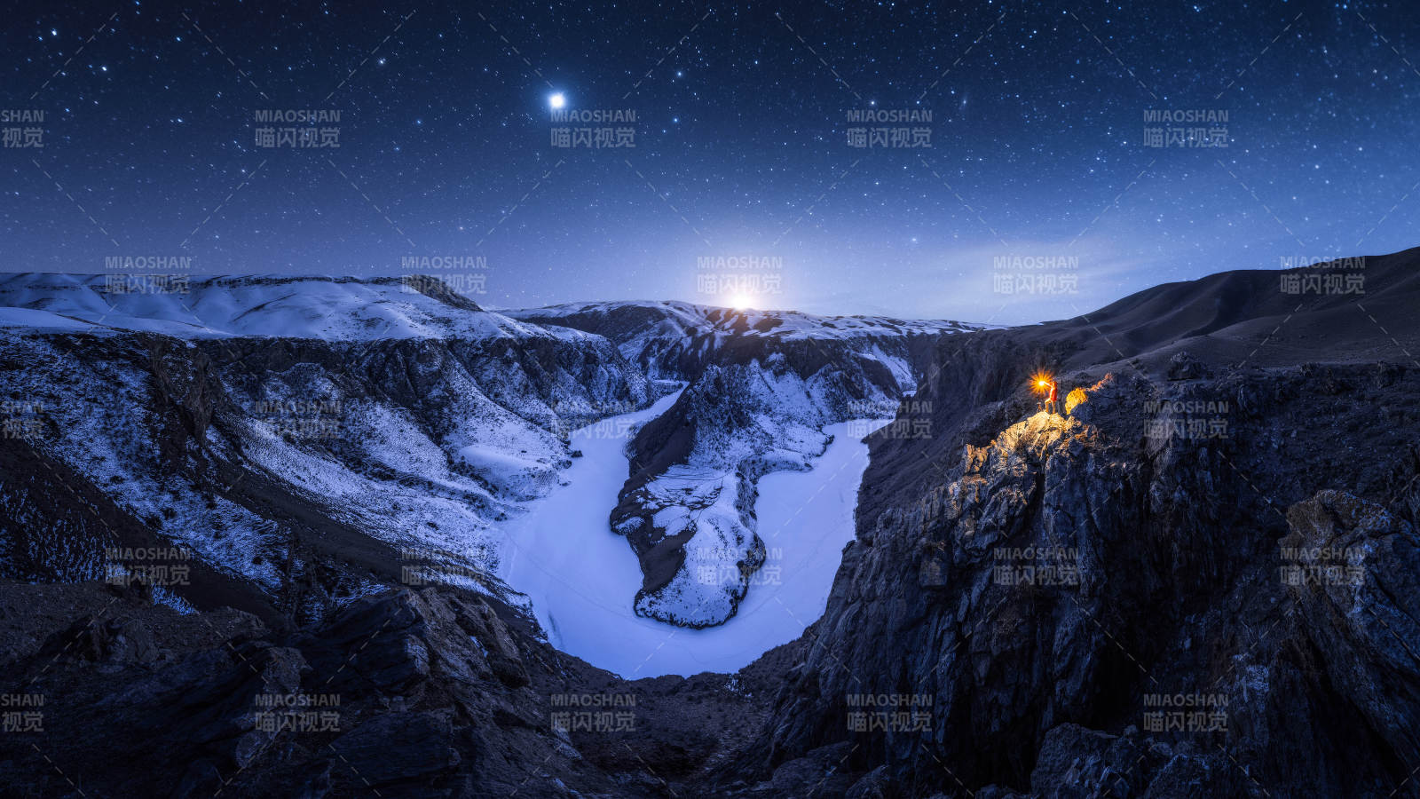 星夜峡谷灯火明图片