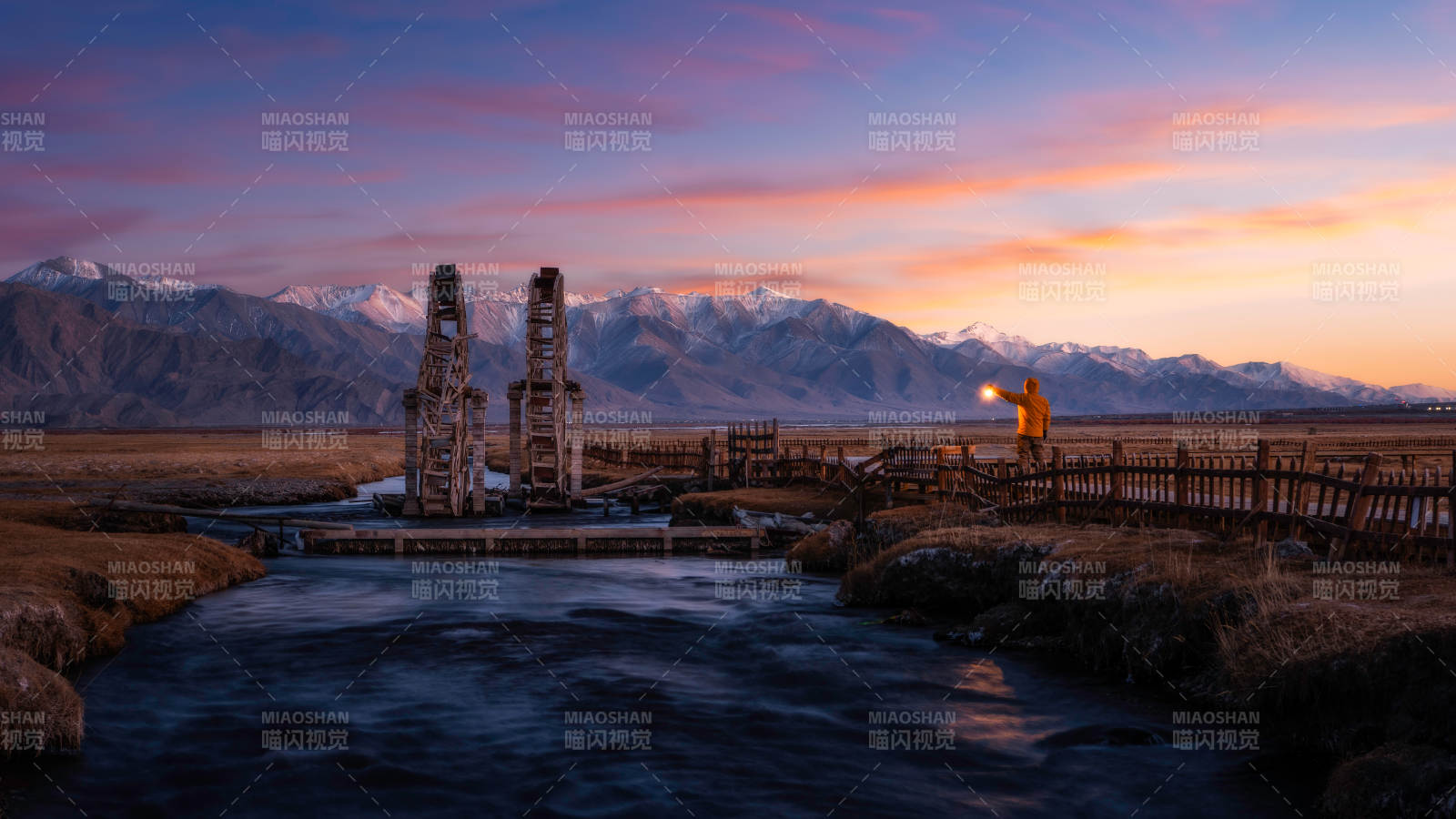 雪山下的黄昏光影图片