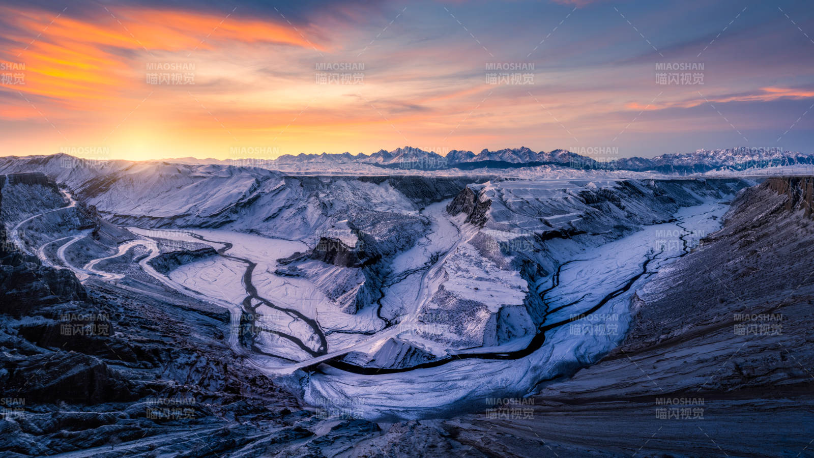 雪山峡谷夕阳美景图片