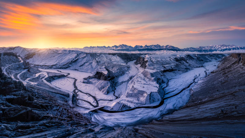 雪山峡谷夕阳美景图片