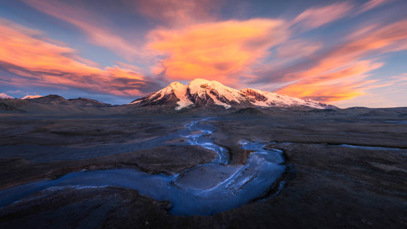 雪山日落 流溪映彩霞图片